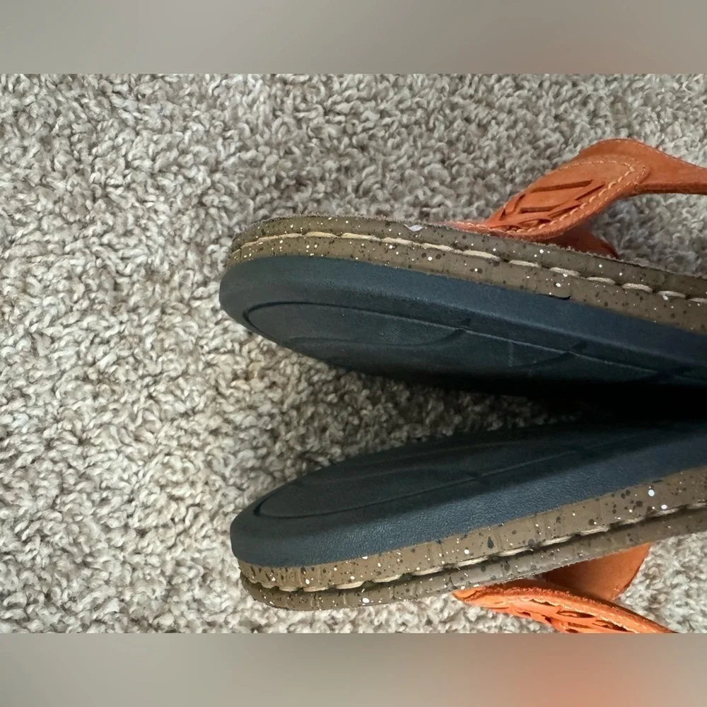 Clarks Solid Sandals Orange Thong Wedges Flip Flops Leather Slip On Shoes 9M
